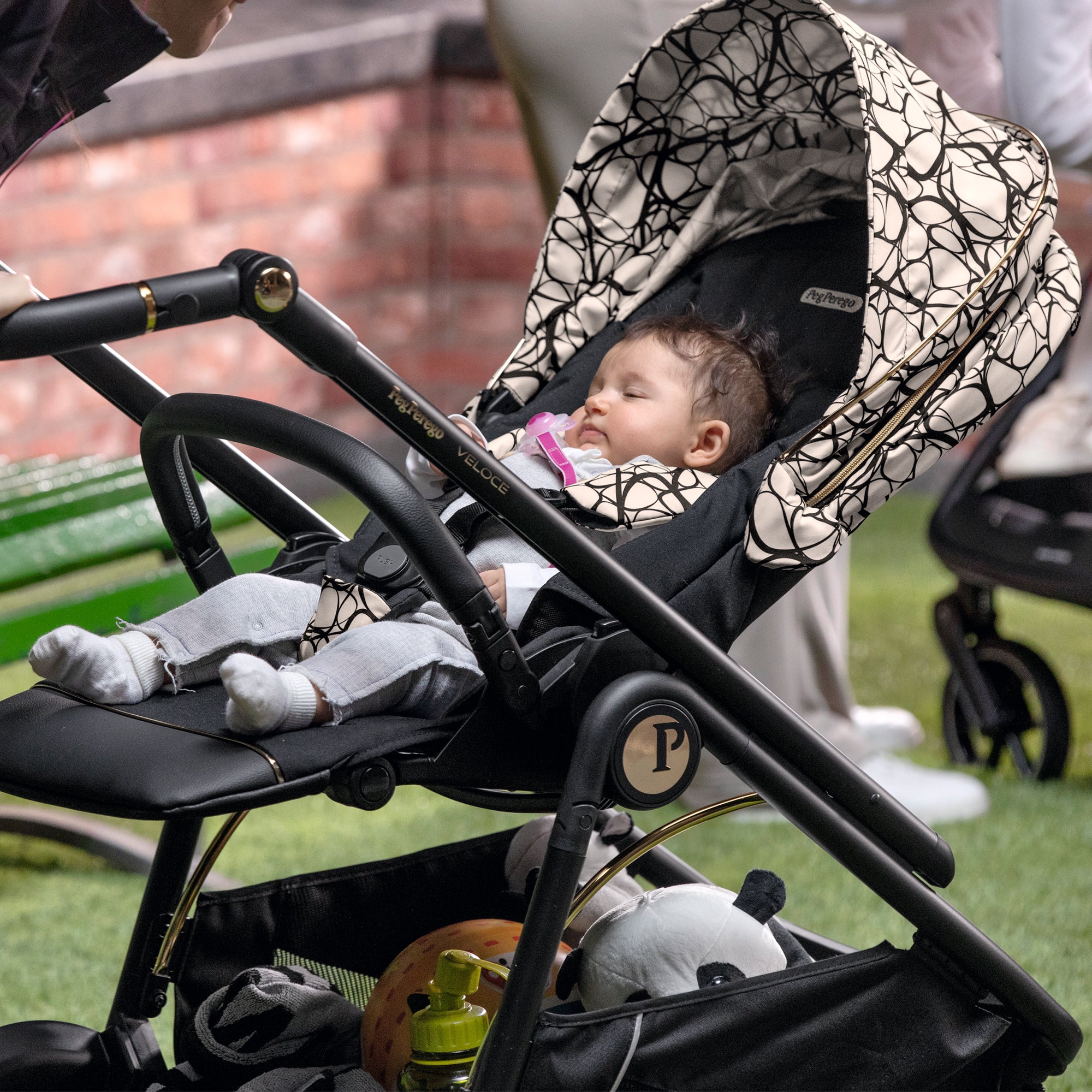 Carucior 3 in 1 Peg Perego Veloce, SLK, 0 - 22 kg, Graphic Gold, Negru / Bej