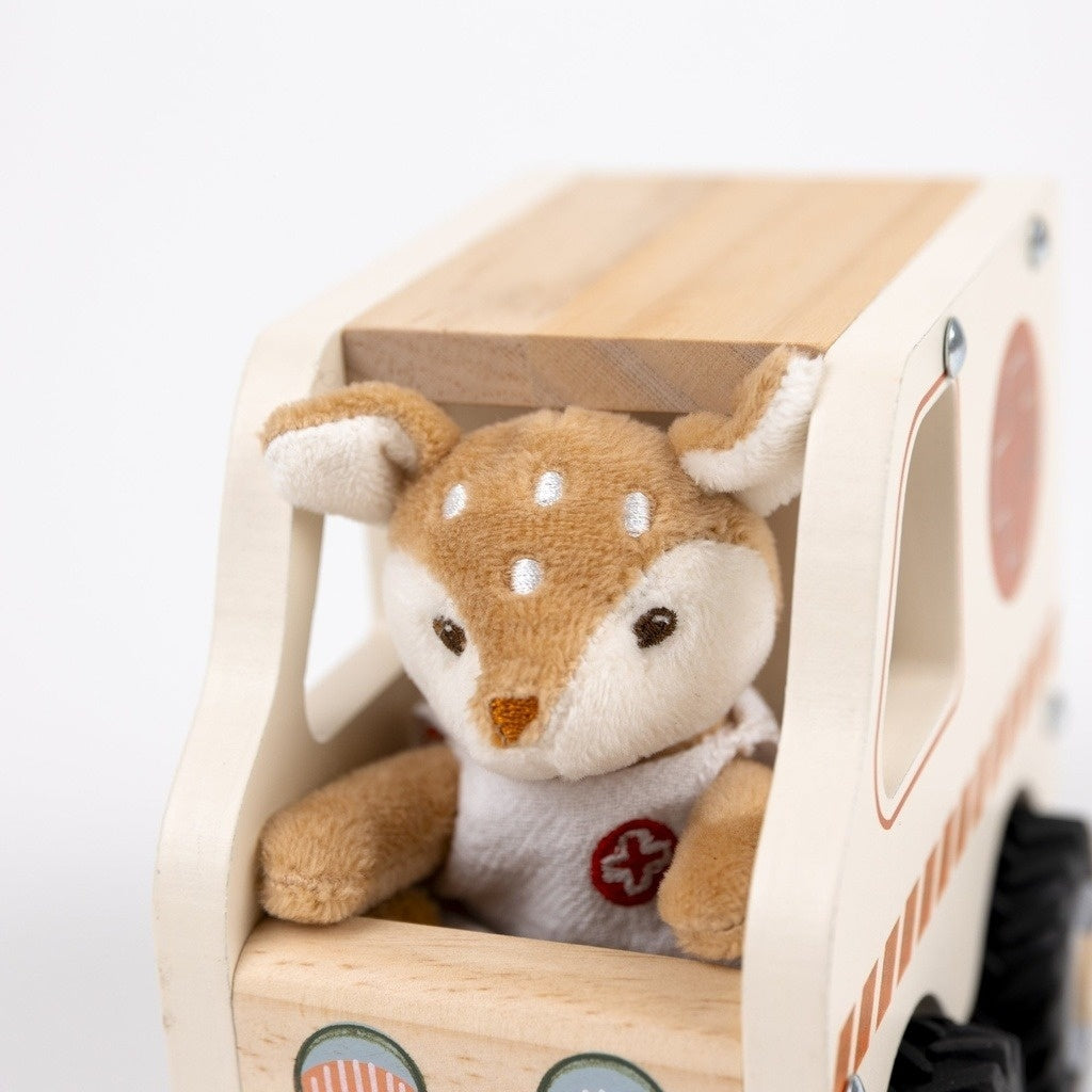 Egmont Toys Ambulanta din lemn cu mini figurina, 18 luni - 3 ani, lemn, conform EN71 si ASTM
