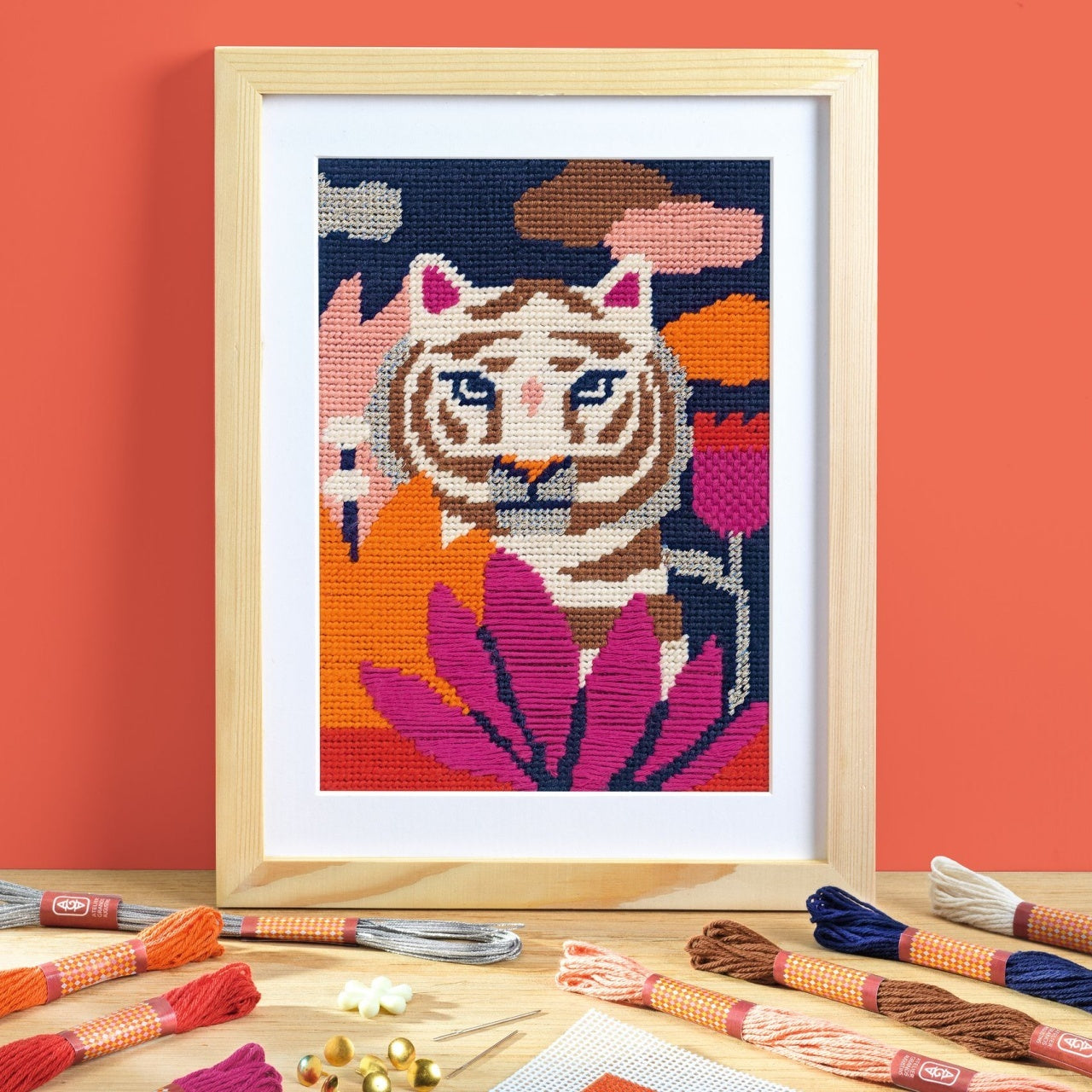 Atelier creativ 64 pentru adulti Goblen si broderie, Djeco