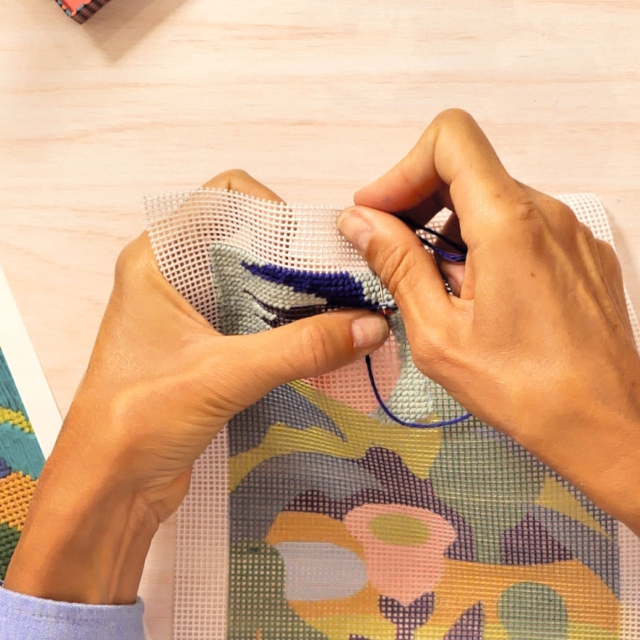 Atelier creativ 65 pentru adulti Goblen si broderie, Djeco