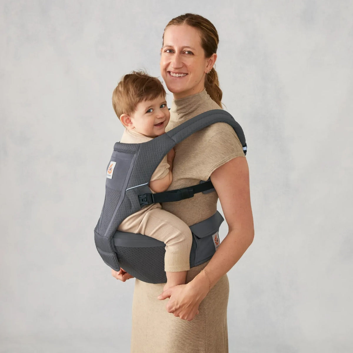 Ergobaby Marsupiu Alta Hip 4 luni - 4 ani 5.5-20.4 kg Graphite Grey certificat IHDI cu plasa SoftFlex