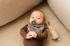 BIBS X Liberty Bundle - Set cutie cadou cu bavetica, cutie de suzeta, clip suzeta si jucarie multisenzoriala