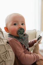 BIBS X Liberty Bundle - Set cutie cadou cu bavetica, cutie de suzeta, clip suzeta si jucarie multisenzoriala