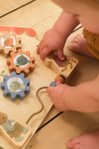 Casuta din lemn cu activitati, Egmont Toys