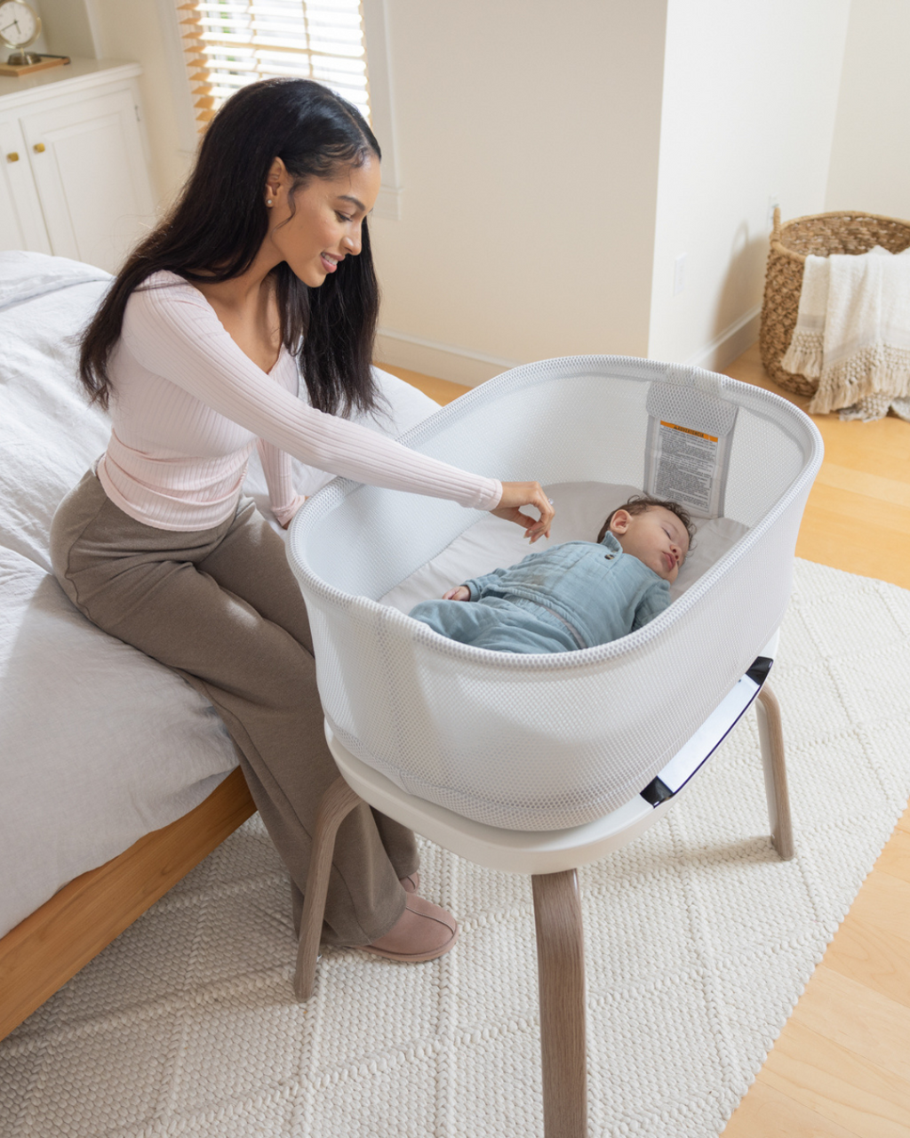 Graco - Patut co-sleeper Eluma Nest Luna cu leganare automata si sistem inteligent de detectare a plansului