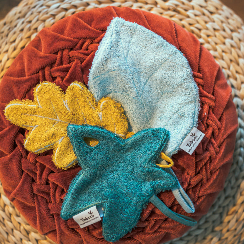 Textil din bambus pentru dentitie cu agatatoare suzeta Frunza Sea Blue