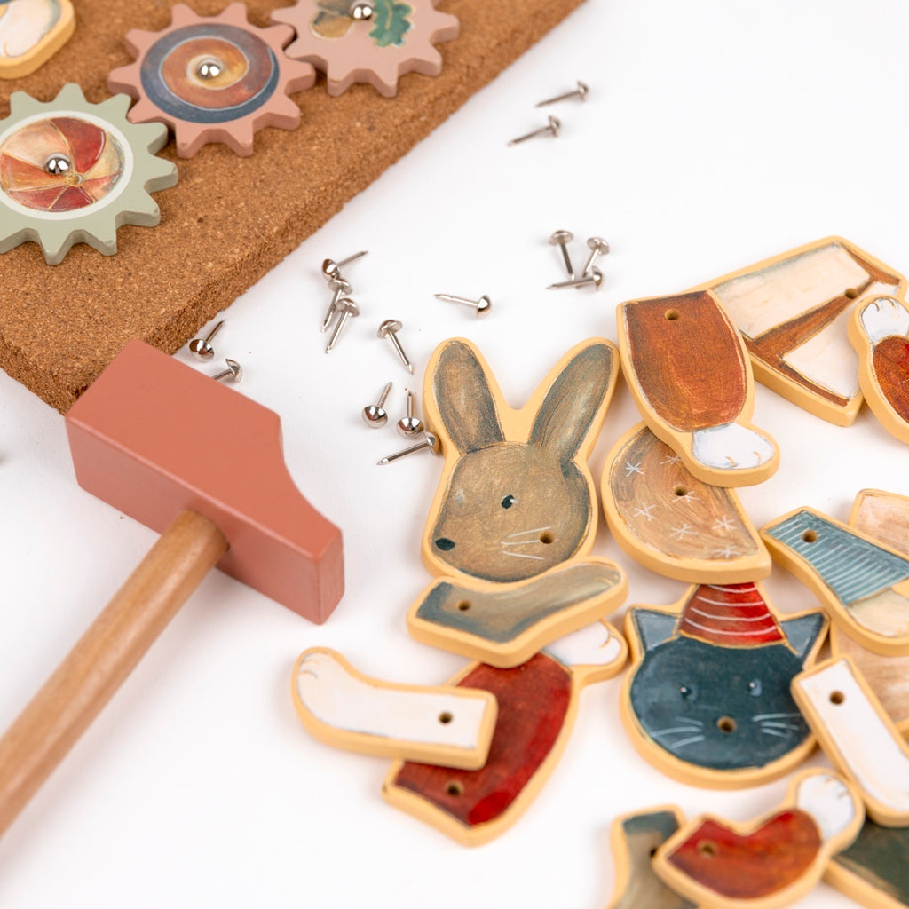 Egmont Toys Joc de indemanare cu ciocanel si panou din pluta, 25 piese lemn certificat FSC, +4 ani