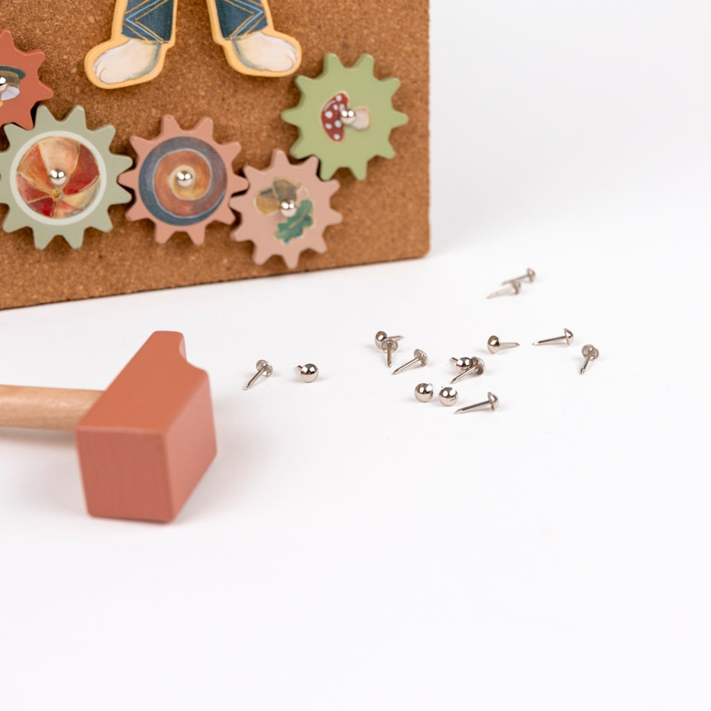 Egmont Toys Joc de indemanare cu ciocanel si panou din pluta, 25 piese lemn certificat FSC, +4 ani