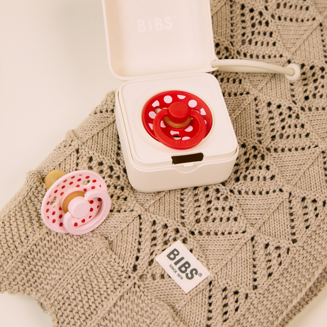 BIBS - Set 2 suzete Colour Studio Collection Polka Dots, tetina rotunda, 0 luni+-Blossom/Candy Apple