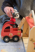 Egmont Toys Masina de pompieri cu personaj din lemn 18 luni - 3 ani conform EN71 ASTM