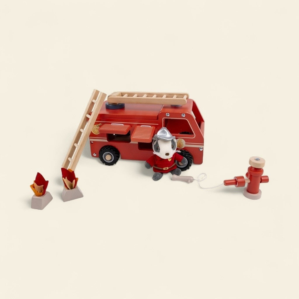 Egmont Toys Masina de pompieri din lemn cu accesorii, personaj pompier miniatural, 18 luni