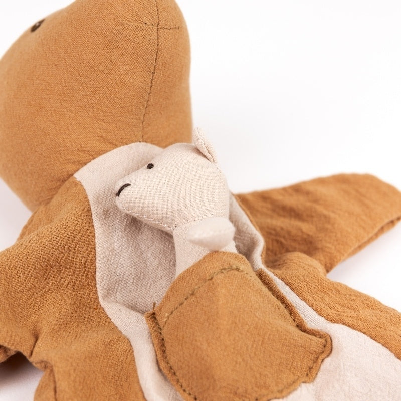 Papusa de mana Cangur cu pui, Egmont Toys
