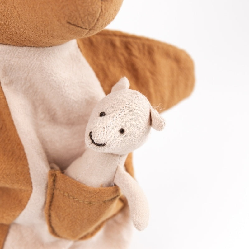 Papusa de mana Cangur cu pui, Egmont Toys